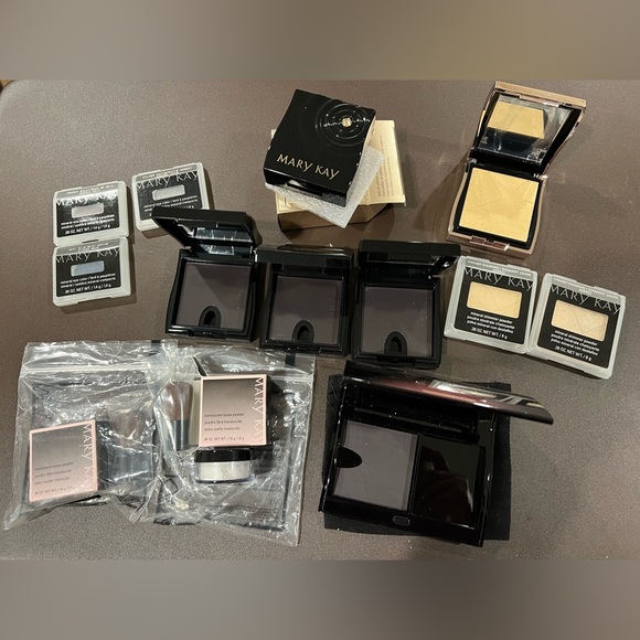 MaryKay Mini COMPACT (5) & medium (1) Unfilled Bundle + bonus makeup - Picture 2 of 10